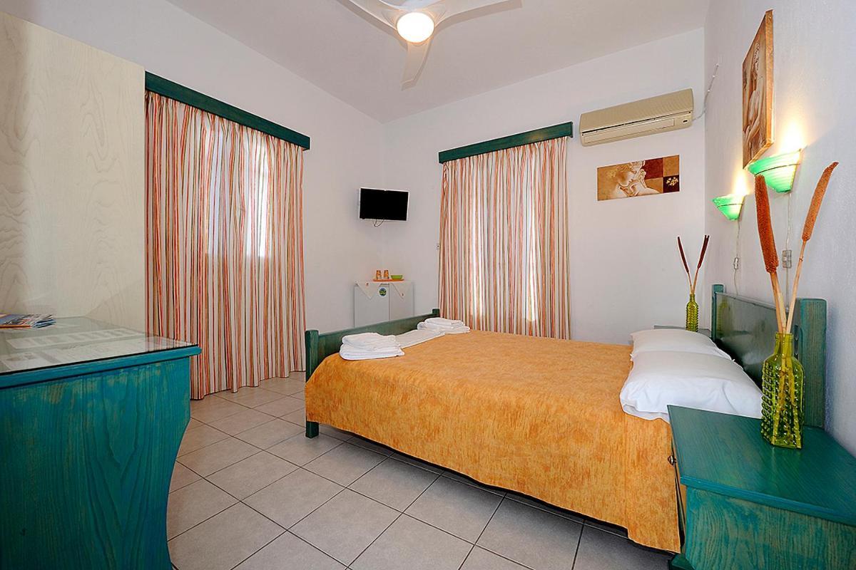 Manousos Rooms Adámasz Kültér fotó